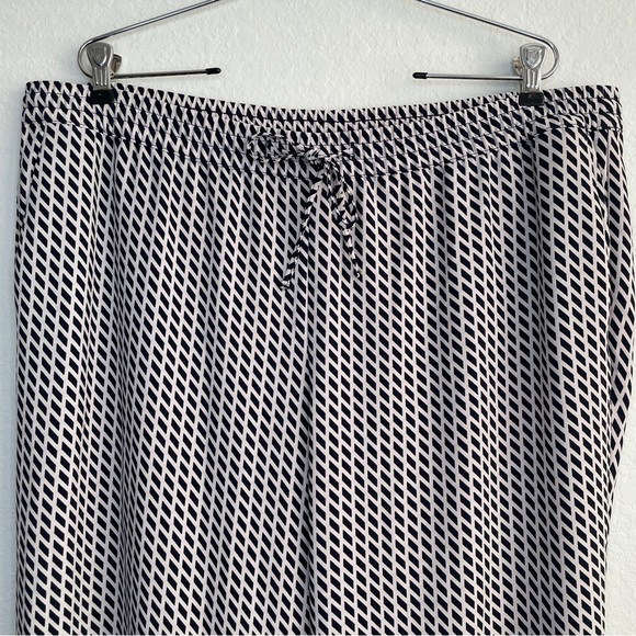 NWT Talbots Pink and Navy Blue Wide Leg Pull On Pants Geometric Print - Picture 3 of 9